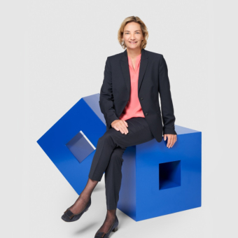 Petra Bernhardt mit Würfel